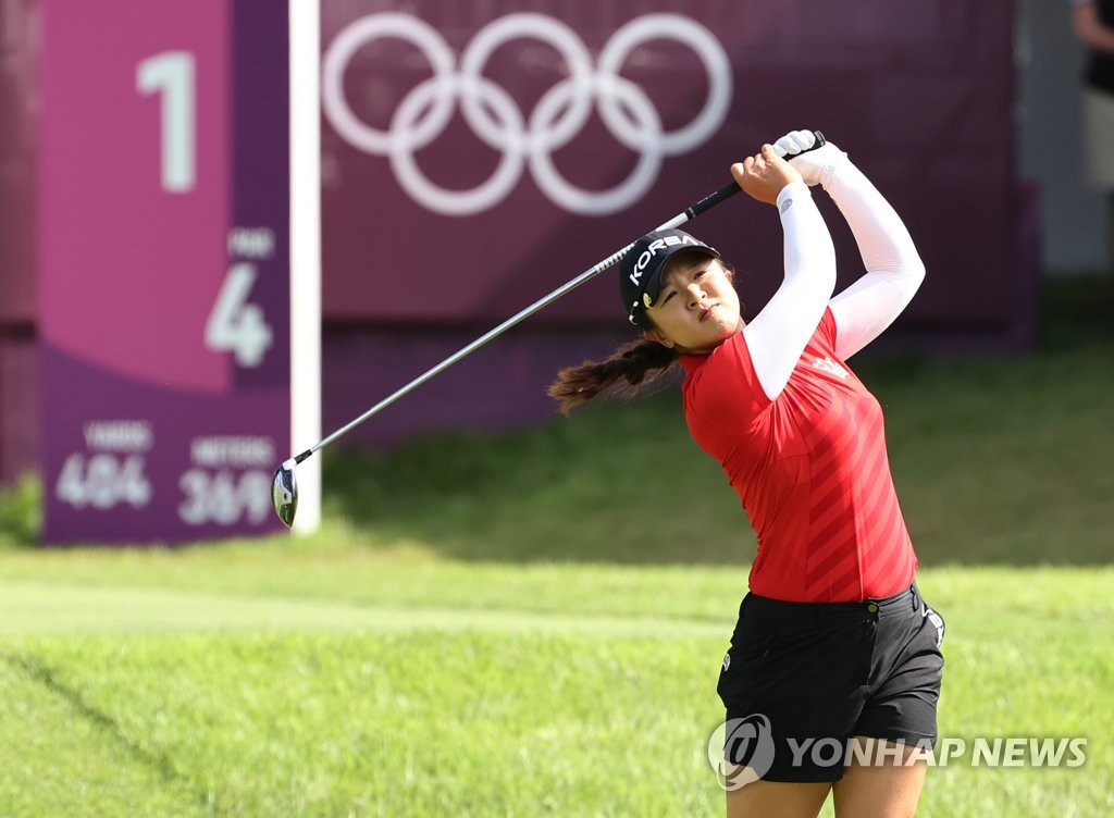 Kim Sei-young of South Korea tees off on the first hole during the third round of the Tokyo Olympic women's golf tournament at Kasumigaseki Country Club in Saitama, Japan, on Aug. 6, 2021. (Yonhap)