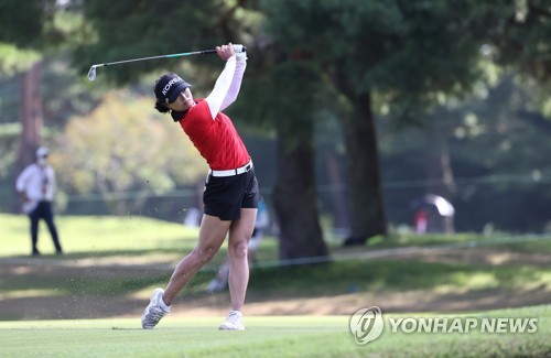 Ko Jin-young, golfeuse de l'équipe sud-coréenne des Jeux olympiques de Tokyo 2020, effectue un deuxième coup au 1er trou de la troisième journée du tournoi de golf individuel femmes, au Kasumigaseki Country Club, dans la préfecture de Saitama, au nord-ouest de Tokyo, le vendredi 6 août 2021.