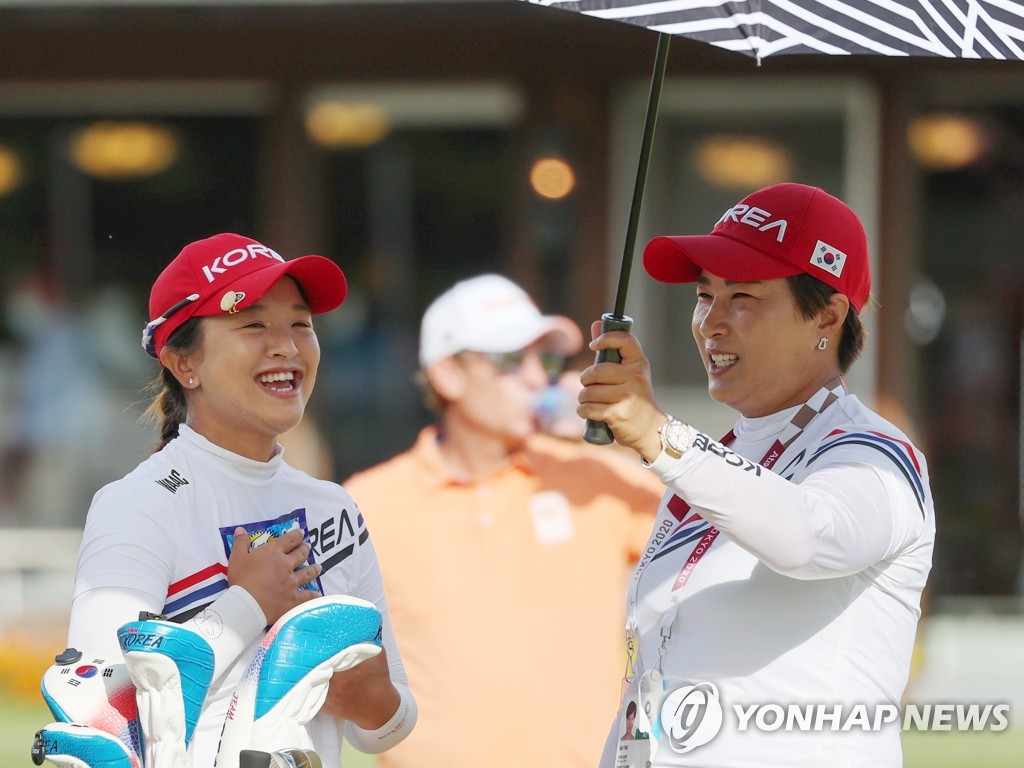 South Korea coach Pak Se-ri (R) chats with Kim Sei-young during Kim's practice for the final round of the Tokyo Olympic women's golf tournament at Kasumigaseki Country Club in Saitama, Japan, on Aug. 7, 2021. (Yonhap)