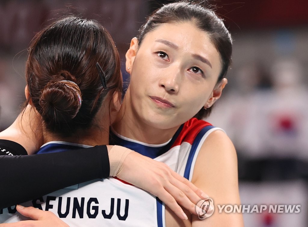 Kim Yeon-koung of South Korea embraces her teammate Pyo Seung-ju after losing to Serbia in the bronze medal match of the Tokyo Olympic women's volleyball tournament at Ariake Arena in Tokyo on Aug. 8, 2021. (Yonhap)