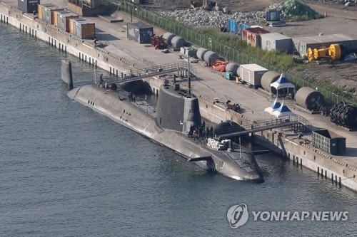 釜山に入港した英原子力潜水艦「アートフル」＝１２日、釜山（聯合ニュース）