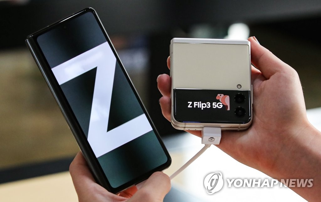 Samsung Electronics Co.'s Galaxy Z Fold3 (L) and Galaxy Z Flip3 foldable smartphones are displayed at KT Square in Seoul on Aug. 12, 2021. (Yonhap)