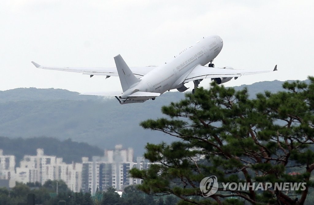 지난 8월 14일 독립운동가 홍범도 장군의 유해를 국내로 봉환하기 위한 대통령 특별사절단(특사단)을 태운 공군의 다목적 공중급유수송기인 'KC-330'(시그너스)이 서울공항에서 카자흐스탄으로 이륙하고 있다. [연합뉴스 자료사진]