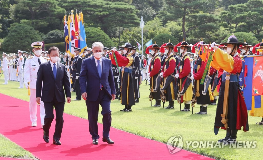 The presidents of South Korea and Kazakhstan -- Moon Jae-in (L) and Kassym-Jomart Tokayev -- inspect an honor guard during an official welcoming ceremony at Cheong Wa Dae in Seoul on Aug. 17, 2021. (Yonhap)