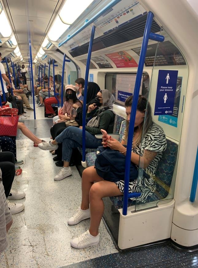 마스크 미착용자가 많은 영국 런던 지하철