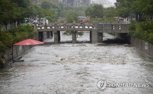 This file photo from Aug. 21, 2021, shows the Cheonggye Stream in downtown Seoul flooded with rain during the summer monsoon season. (Yonhap)