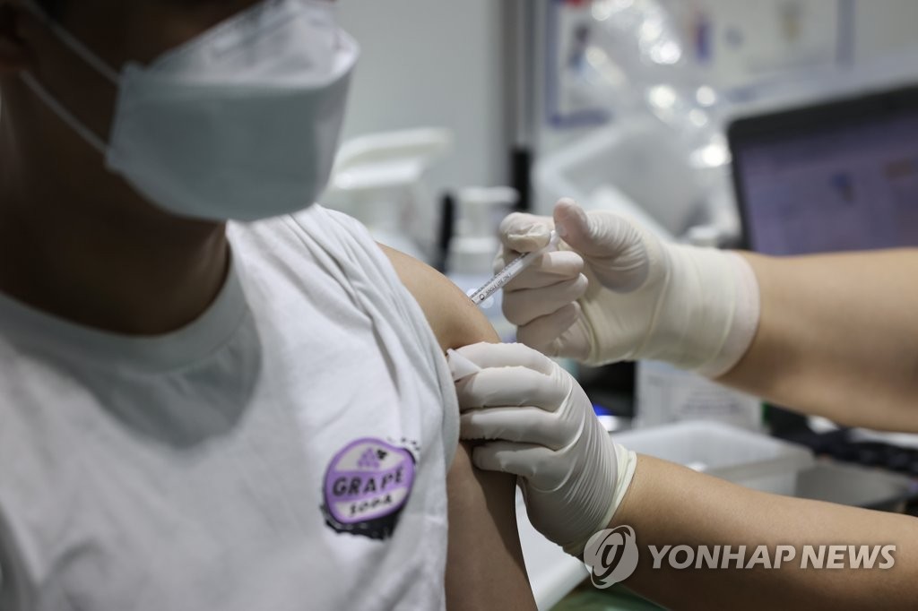 A citizen receives a COVID-19 jab at a makeshift clinic at a gym in western Seoul on Aug. 31, 2021. (Yonhap)