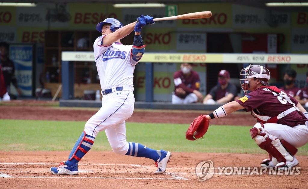 In this file photo from Sept. 1, 2021, Kang Min-ho of the Samsung Lions (L) takes a swing against the Kiwoom Heroes in the bottom of the first inning of a Korea Baseball Organization regular season game at Daegu Samsung Lions Park in Daegu, some 300 kilometers southeast of Seoul. (Yonhap)
