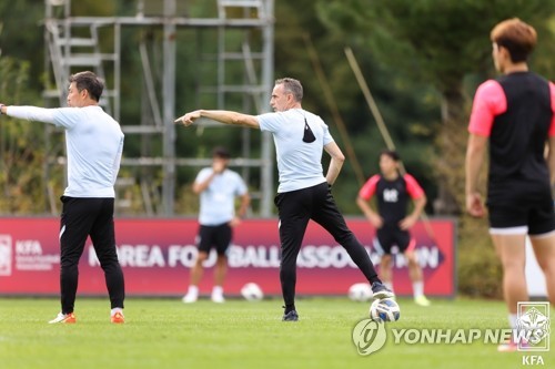 Paulo Bento (C), head coach of the South Korean men&apos;s national football team, directs his players during practice at the National Football Center in Paju, Gyeonggi Province, on Sept. 5, 2021, in this photo provided by the Korea Football Association. (PHOTO NOT FOR SALE) (Yonhap)