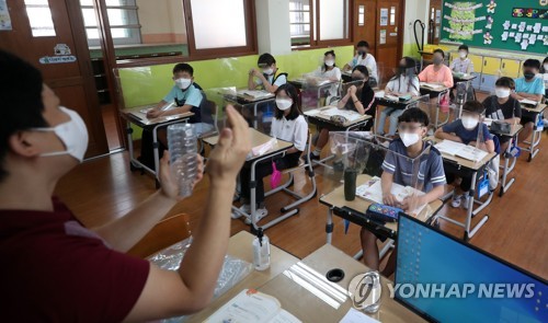 2021년 9월 8일 오전 경남 김해시 한 초등학교에서 마스크를 착용한 학생들이 수업을 받고 있다. [연합뉴스 자료사진]