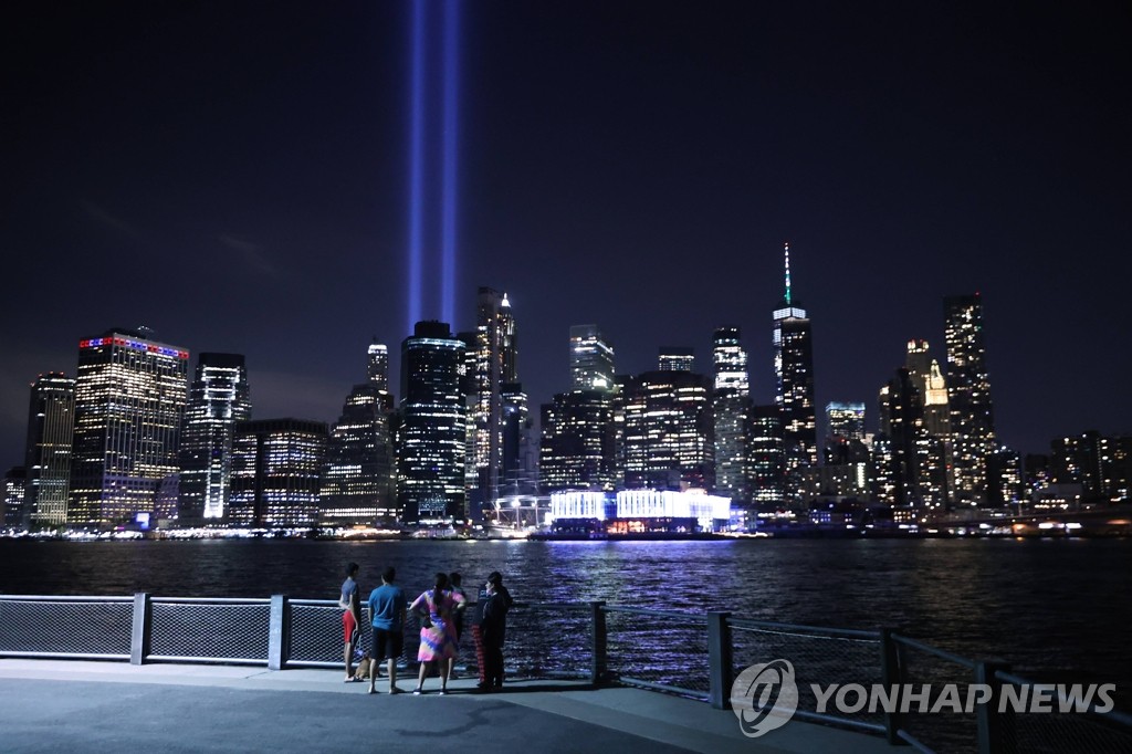 미 뉴욕 상공 비추는 9·11 테러 희생자 추모 불빛