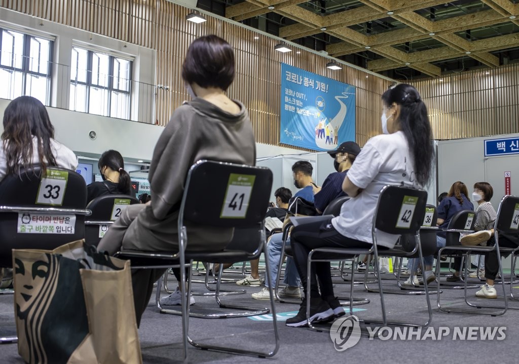 People wait for COVID-19 vaccine jabs at a vaccination center in western Seoul on Sept. 9, 2021. (Yonhap)