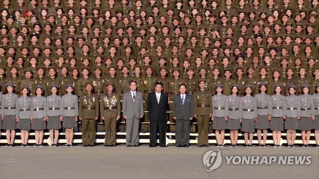 북한 김정은, 열병식 참가자와 기념사진