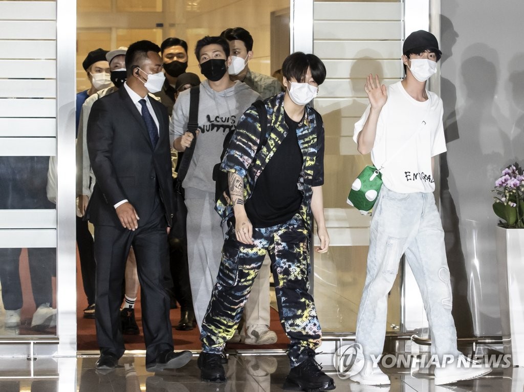 Los integrantes del grupo masculino de K-pop BTS se preparan para partir a Nueva York desde el Aeropuerto Internacional de Incheon, al oeste de Seúl, el 18 de septiembre de 2021, para asistir a un evento de la ONU como enviados presidenciales especiales para las generaciones futuras y la cultura. 
