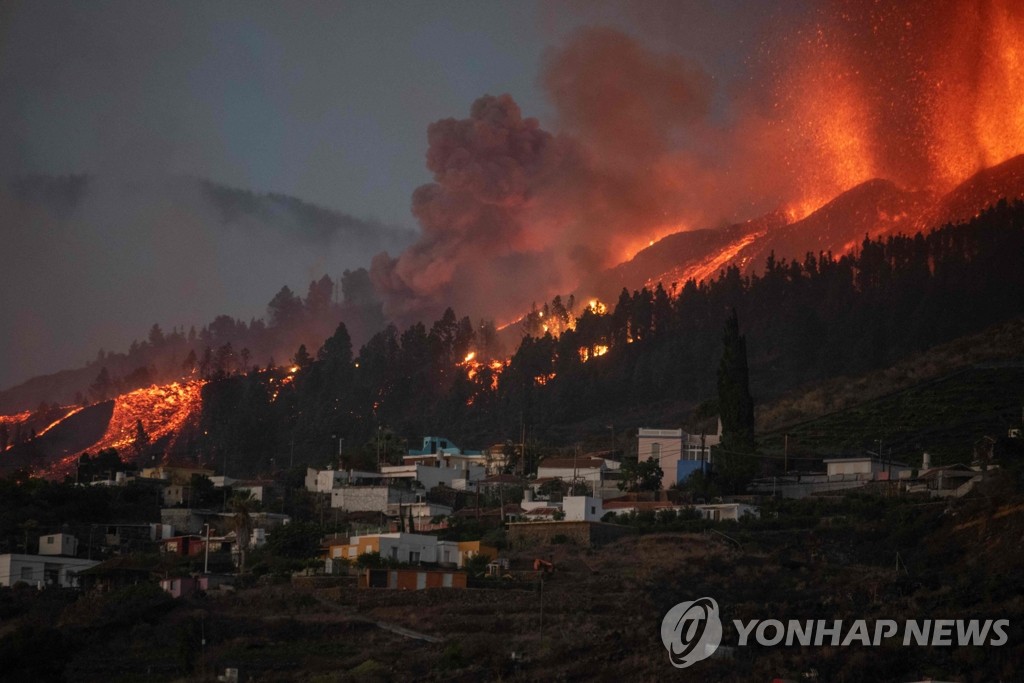 스페인 화산 주변 민가 위협하는 시뻘건 용암