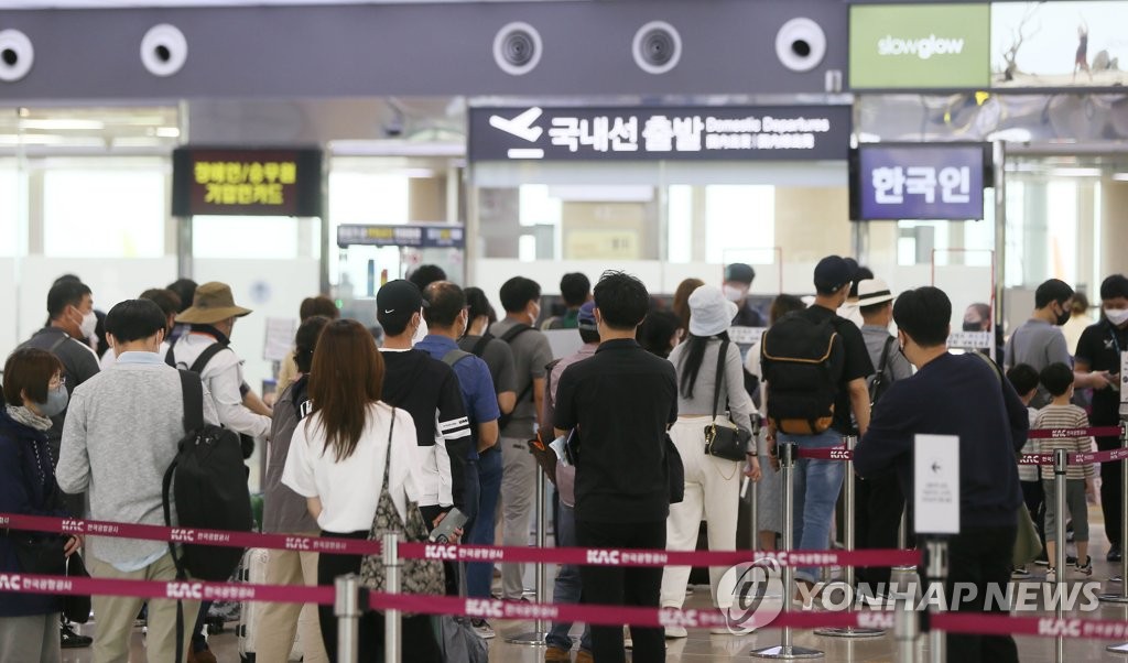Des voyageurs font la queue à l'aéroport international de Jeju le mardi 21 septembre 2021, le jour de la fête des moissons, Chuseok. 