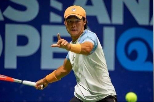 Kwon Soon-woo of South Korea hits a shot against Alexander Bublik of Kazakhstan in the semifinals of the Astana Open on the ATP Tour in Nur-Sultan on Sept. 25, 2021, in this photo provided by the tournament organizers. (PHOTO NOT FOR SALE) (Yonhap)
