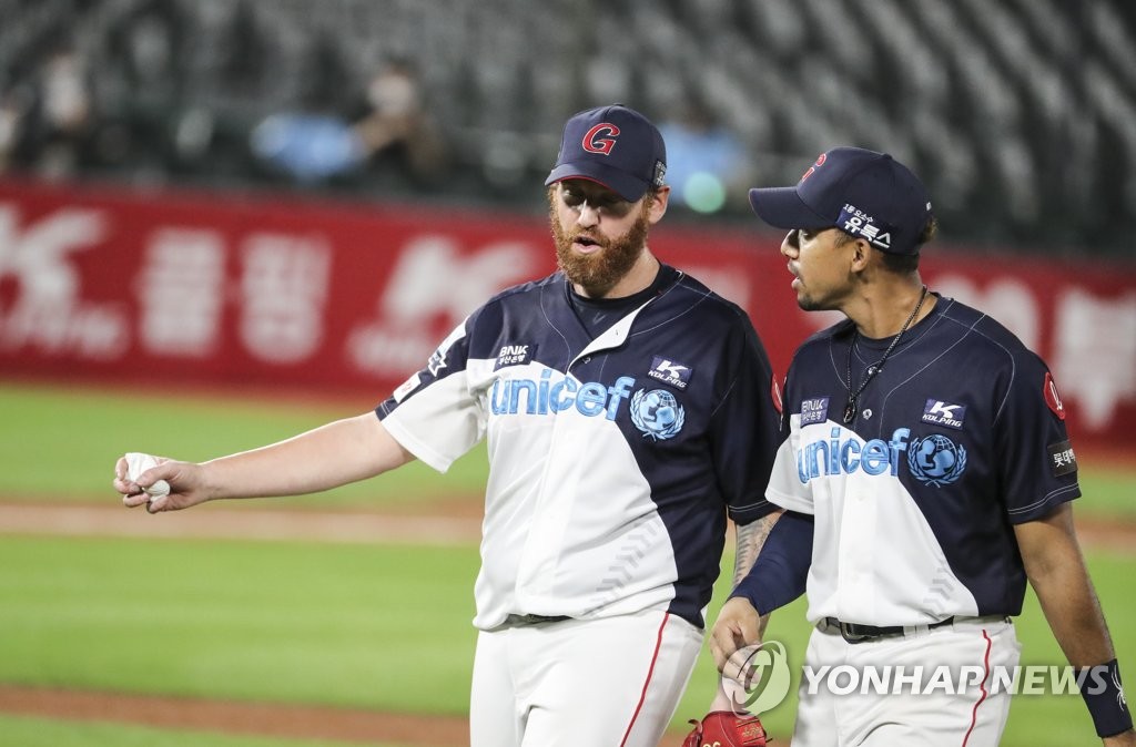 In this file photo from Sept. 30, 2021, Lotte Giants starter Dan Straily (L) speaks with shortstop Dixon Machado after completing the top of the sixth inning of a Korea Baseball Organization regular season game against the KT Wiz at Sajik Stadium in Busan, 325 kilometers southeast of Seoul. (Yonhap)
