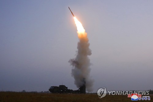 김정은, 중국 잔치 앞두고 연초부터 미사일…국방력 '올인' 의지