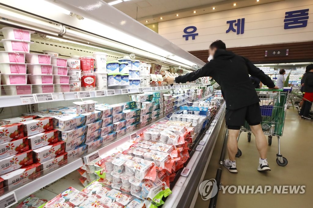 La foto de archivo, tomada el 3 de octubre de 2021, muestra el pasillo de productos lácteos en un hipermercado de Seúl.