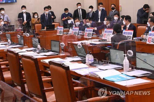 농식품부 국감 파행…국민의힘 '특검 요구' 피켓에 민주당 불참