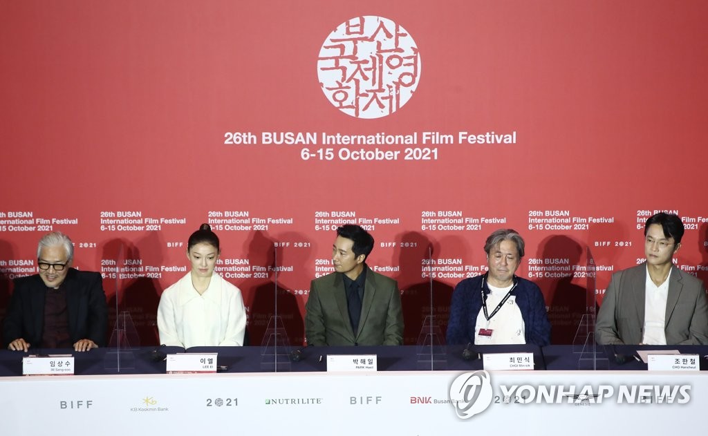 Director Im Sang-soo (1st from L) and the cast of "Heaven: To the Land of Happiness" attend a press conference in Busan on Oct. 6, 2021, during the 26th Busan International Film Festival in Busan, 450 kilometers southeast of Seoul. (Yonhap)