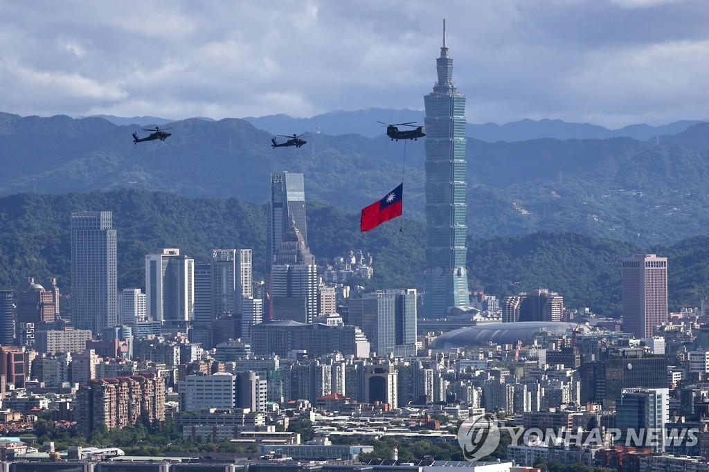 대만 건국 기념일 앞두고 축하비행 리허설하는 헬기들