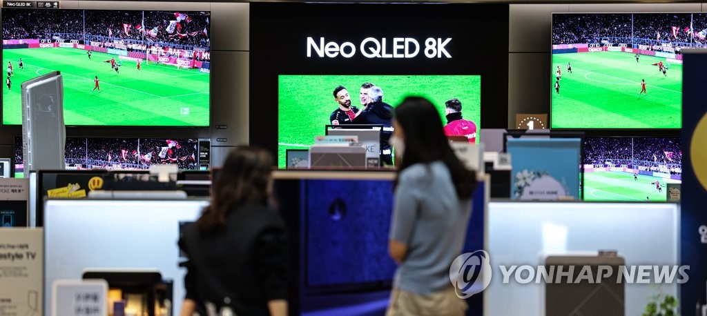 La foto de archivo, sin fechar, muestra el televisor Neo QLED 8K de la compañía exhibido en una tienda de electrodomésticos. (Prohibida su reventa y archivo)