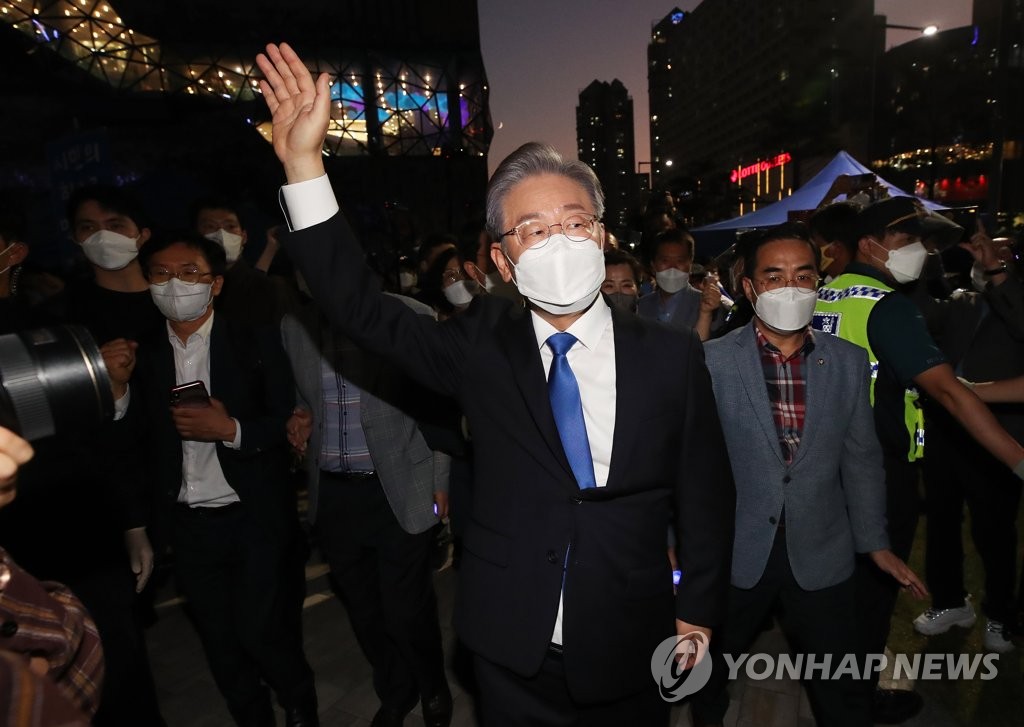 (LEAD) Gyeonggi Gov. Lee cements lead in race for DP presidential nomination