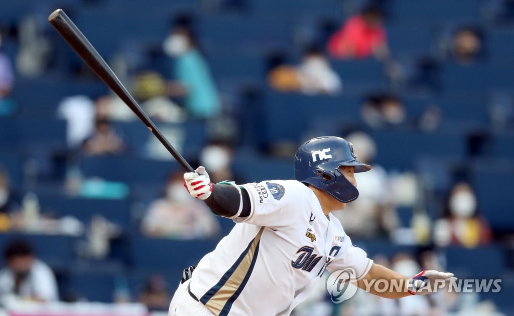 In this file photo from Oct. 10, 2021, Na Sung-bum of the NC Dinos gets a base hit against the Doosan Bears in the bottom of the seventh inning of a Korea Baseball Organization regular season game at Changwon NC Park in Changwon, some 400 kilometers southeast of Seoul. (Yonhap)