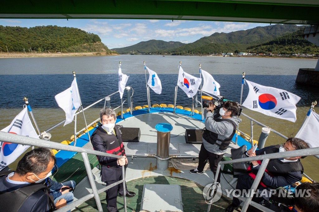 이인영 장관, 한강하구 중립지역 이동 배 승선