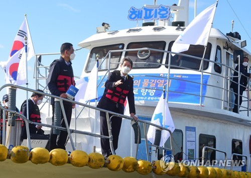 이인영 통일부 장관, 평화의 물길열기 염하수로 항행 참석