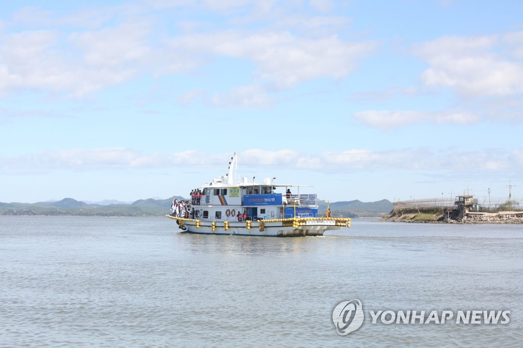 A vessel sails near the neutral waters between South and North Korea at an estuary of the Han River near the inter-Korean border in Gimpo, west of Seoul, during an event to sail to near the neutral waters between South and North Korea at an estuary of the Han River near the inter-Korean border. (Pool photo) (Yonhap) 