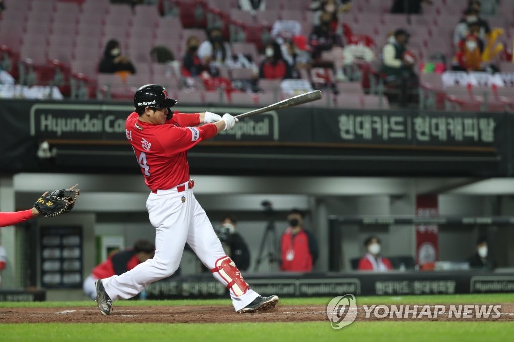 Choi Jeong of the SSG Landers hits his 400th career home run against the Kia Tigers in the top of the fourth inning of a Korea Baseball Organization regular season game at Gwangju-Kia Champions Field in Gwangju, 330 kilometers south of Seoul, on Oct. 19, 2021. (Yonhap)