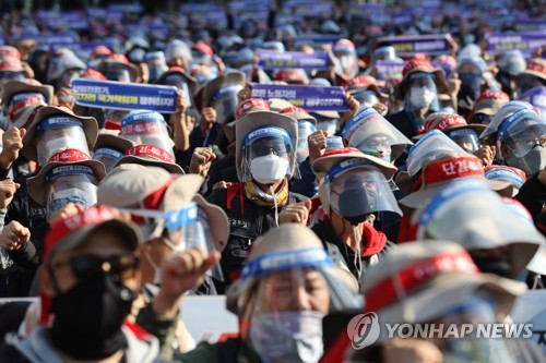 지난달 20일 서울 서대문역 사거리 집회에서 구호 외치는 민주노총 조합원들
