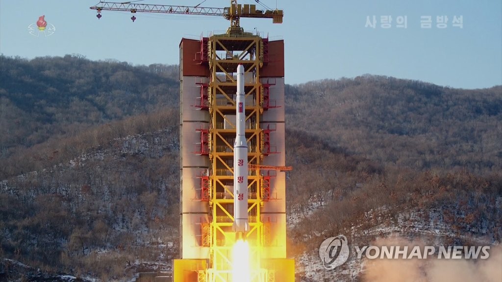 북한이 누리호 발사일에 조명한 5년 전 '광명성 4호' 발사 장면