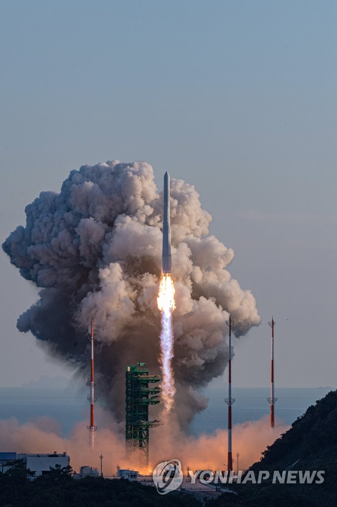 Le premier véhicule de lancement spatial sud-coréen, connu sous le nom de Nuri, décolle du centre spatial de Naro à Goheung, dans la province du Jeolla du Sud, à 473 kilomètres au sud de Séoul, le 21 octobre 2021.