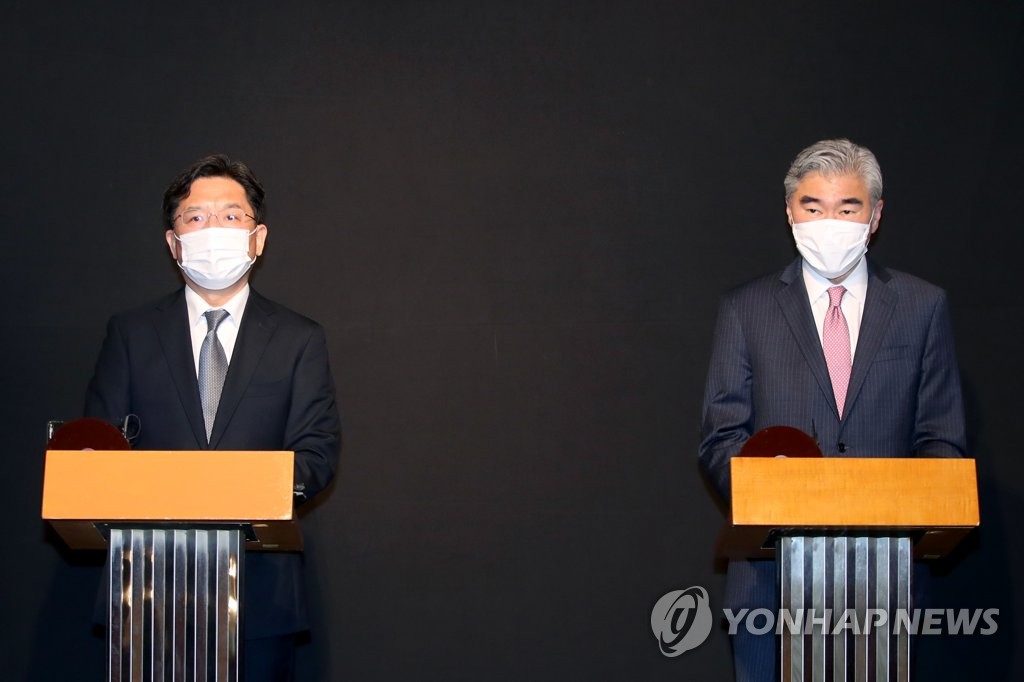 Noh Kyu-duk (à g.), négociateur nucléaire en chef de la Corée du Sud, et son homologue américain Sung Kim le dimanche 24 octobre 2021 à l'hôtel Lotte à Séoul où ils ont discuté du processus de paix sur la péninsule coréenne. (Pool photo) 