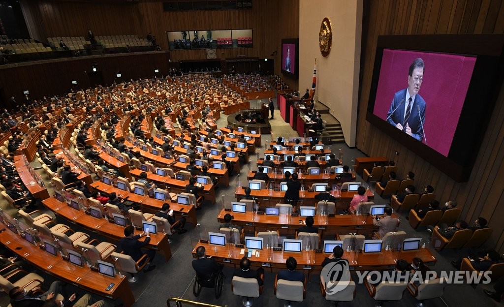 Le président Moon Jae-in prononce un discours sur le plan budgétaire de son administration pour l'année prochaine, à l'Assemblée nationale à Séoul, le lundi 25 octobre 2021. (Joint Press Corp-Yonhap)