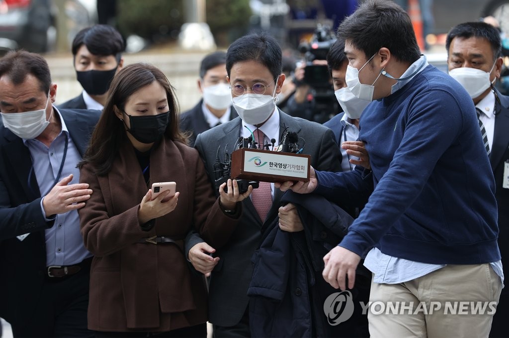 Prosecutor Son Jun-sung (C) appears at the Seoul Central District Court to attend a hearing on his arrest warrant request on Oct. 26, 2021. (Yonhap) 