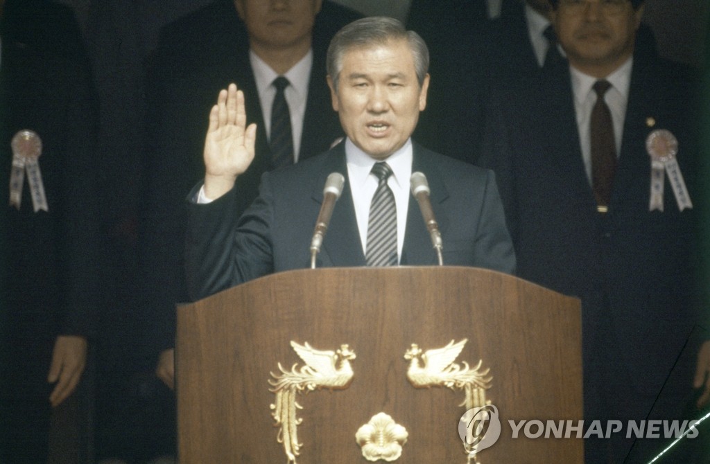 In this 1988 file photo, Roh Tae-woo is sworn in as South Korea's new president at his inauguration ceremony in Seoul. Roh, who served as president from 1988-93, died on Oct. 26, 2021, at the age of 88. Roh was recently admitted to a hospital after his health deteriorated but failed to recover, his aides said. (Yonhap) 