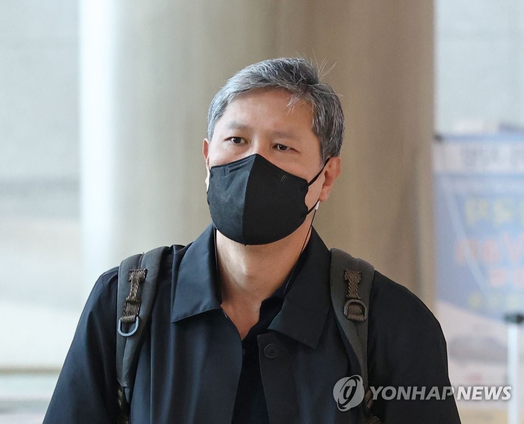 Roh Jae-heon, the son of late former President Roh Tae-woo, arrives at Incheon International Airport in Incheon to head to his father's funeral altar in Seoul on Oct. 27, 2021. (Yonhap)