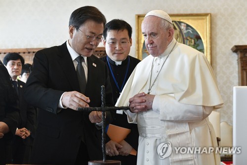 문대통령 "교황, 방북의사 밝혀…한반도 평화시계 힘차게 돌 것"