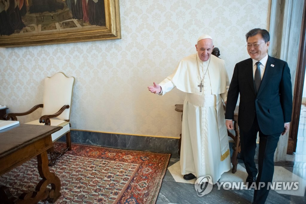 프란치스코 교황과 단독 면담 나선 문재인 대통령