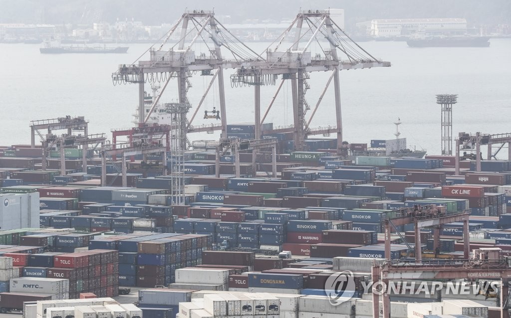コンテナが積み重なる釜山港（資料写真）＝（聯合ニュース）