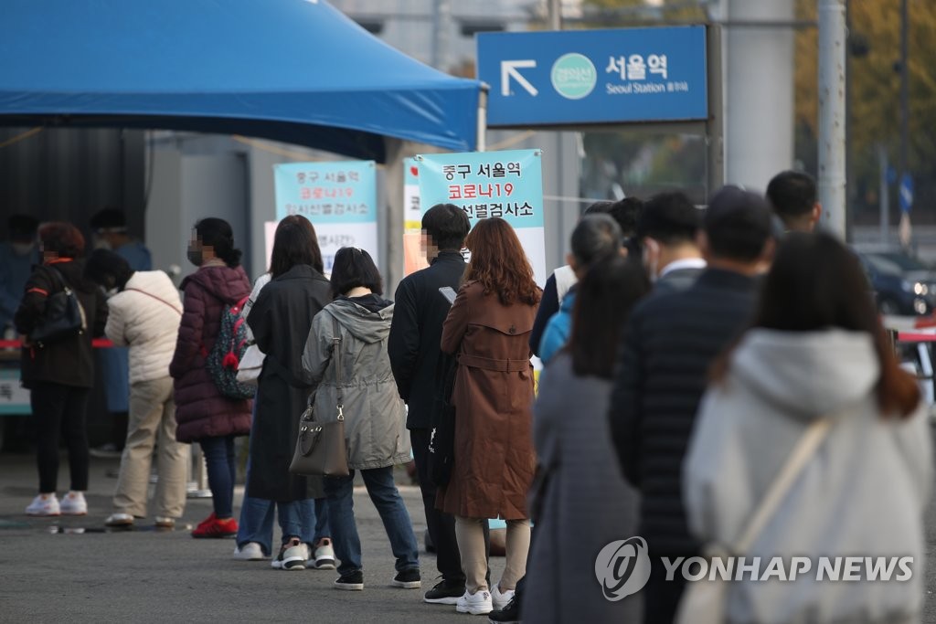 ソウル駅前の広場に設置された臨時検査所に列を作る人々＝２日、ソウル（聯合ニュース）