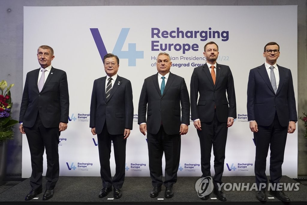 South Korean President Moon Jae-in (2nd from L) poses for a photo along with Czech Prime Minister Andrej Babis (L), Hungarian Prime Minister Viktor Orban (C), Slovak Prime Minister Eduard Heger (2nd from R), and Polish Prime Minister Mateusz Morawiecki, ahead of their summit in Budapest on Nov. 4, 2021. The leaders plan to discuss ways to bolster their cooperation in the fields of economy, science, technology and climate change, according to officials. (Yonhap)