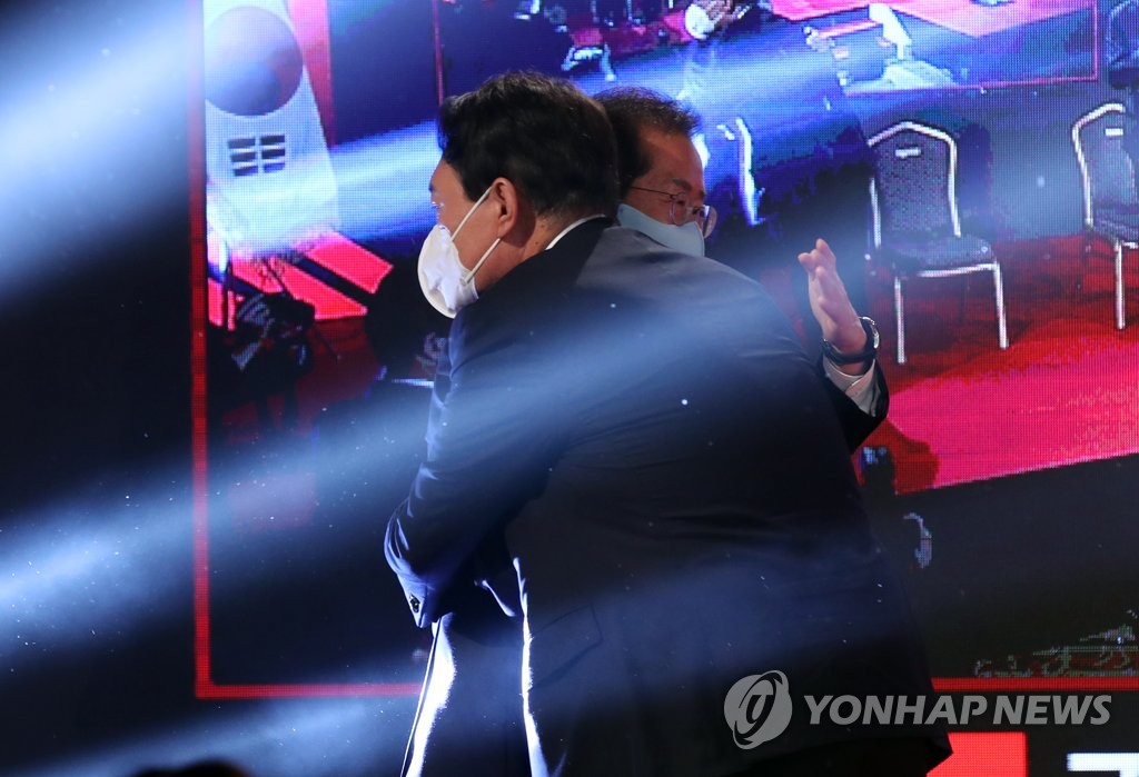 Yoon Seok-youl (dcha.) abraza a su rival principal, Hong Joon-pyo, tras ser elegido candidato presidencial del principal partido opositor, el Partido del Poder del Pueblo, en la convención nacional del partido, celebrada, el 5 de noviembre de 2021, en el Museo y Biblioteca Kim Koo, en Seúl. (Foto del cuerpo de prensa. Prohibida su reventa y archivo)