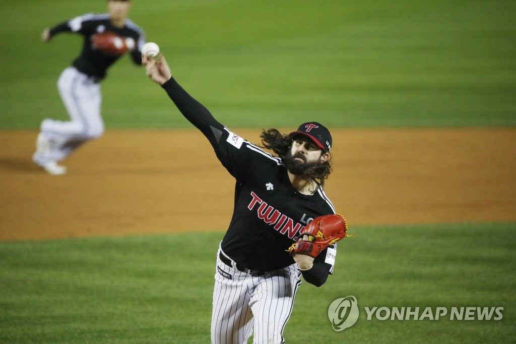In this file photo from Nov. 5, 2021, LG Twins' starter Casey Kelly pitches against the Doosan Bears during the bottom of the fifth inning in Game 2 of the first round in the Korea Baseball Organization postseason at Jamsil Baseball Stadium in Seoul. (Yonhap)
