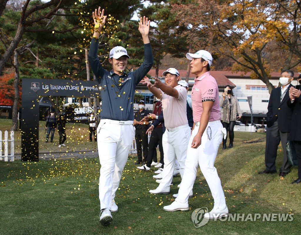 축하 세례받는 김비오